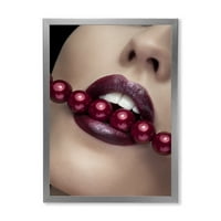 Designart 'Girl Bitting piros ajkakkal, piros gyöngyökkel' Modern keretes művészeti nyomtatás