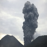 Hamufelhő emelkedik a Tompaluan kráterből a Lokon-Empung vulkánnál, Indonézia Poszter Nyomtatás